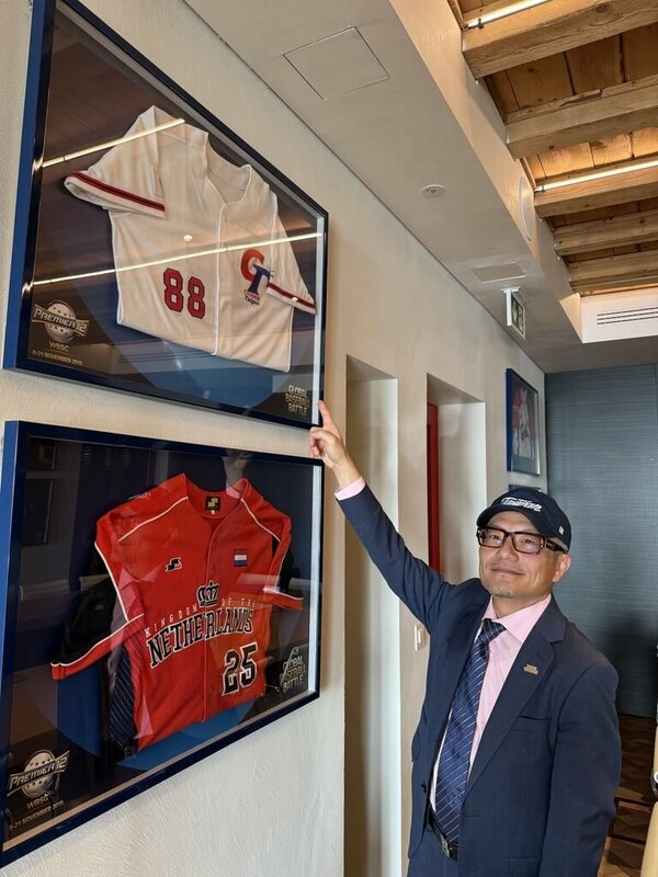 駐瑞士代表王思為與台灣球衣合影，台灣球衣展示於位於瑞士的世界棒總，象徵台灣是棒球世界的重要一員。（伯恩代表處提供）中央社記者郭芳君蘇黎世傳真  114年11月7日   
