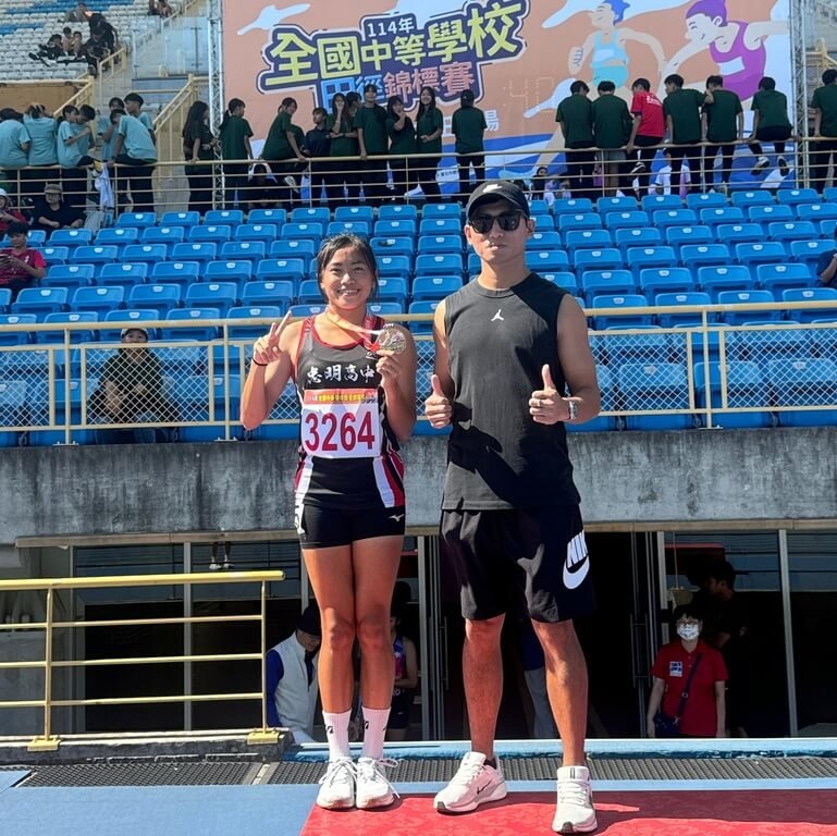 114年全國中等學校田徑錦標賽在台北田徑場舉行，台灣15歲短跑新星陳羿岑（左）7日在女子200公尺決賽以24秒61摘金，替本季劃下完美句點。右為教練林智偉。（林智偉提供）中央社記者陳容琛傳真 114年11月7日   