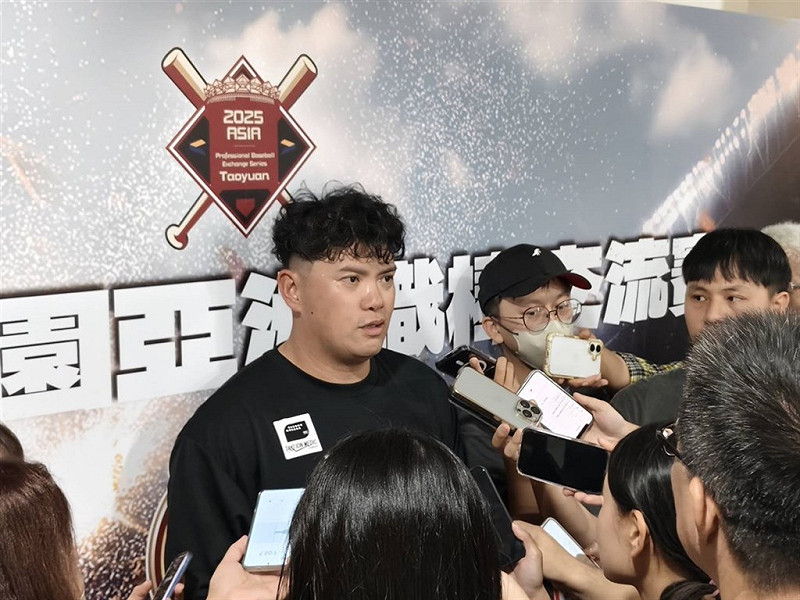 日職樂天金鷲隊來台進行交流賽，陣中台灣好手宋家豪（左）也隨隊來台，他受訪時表示，近年越來越多台灣球員選擇到日本發展，「這條路慢慢被踩寬了」，大家可以看看外面的世界、挑戰更高的職棒殿堂是好事。（桃園市政府提供）中央社記者謝靜雯傳真　114年11月7日   