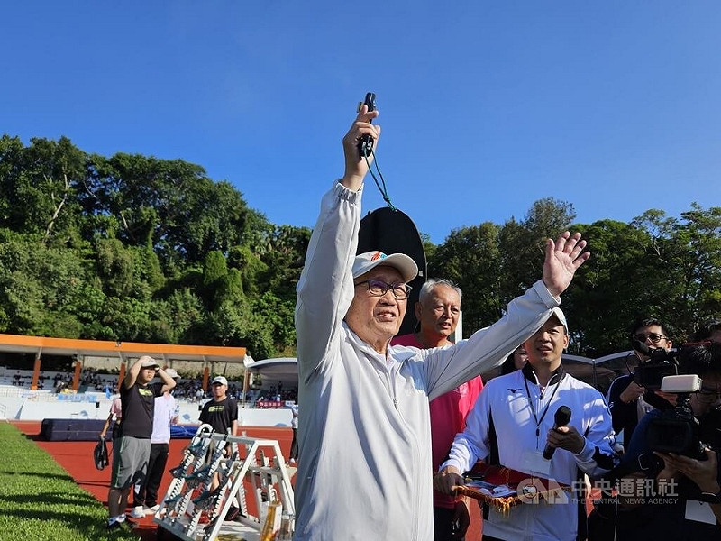 吳嘉昭首度以總裁身分主持台塑企業運動大會，為5000公尺競賽鳴槍起跑。   圖：中央社提供/曾仁凱攝