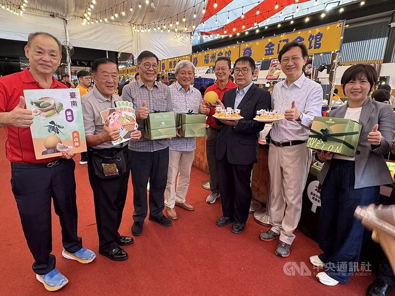 台南市長黃偉哲（右3）到訪新加坡，與駐新加坡代表童振源（右2）推廣農特產品。   圖：中央社提供/吳昇鴻新加坡攝