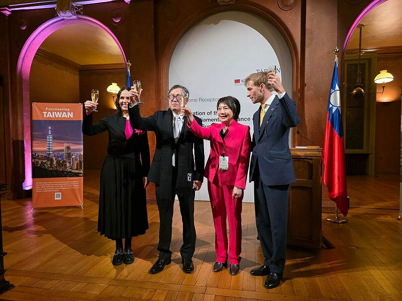 我國駐歐盟代表謝志偉於7日晚間設宴款待多國國會議員與外交使節，出席者包括IPAC執行長Luke de Pulford、歐洲議會共同主席Miriam Lexmann與Bernard Guetta，以及以台灣共同主席身分出席的民進黨立委范雲。   圖：翻攝自范雲臉書