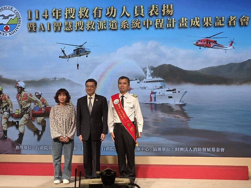 慈航任務服務對象從未出生的胎兒到老年人，空勤黑鷹飛行員黃俊銘（右1）近3年搶救45人，獲今年行政院搜救有功人員，3日接受行政院長卓榮泰 （右2）表揚。（黃俊銘提供）中央社記者盧太城台東傳真  114年11月8日   