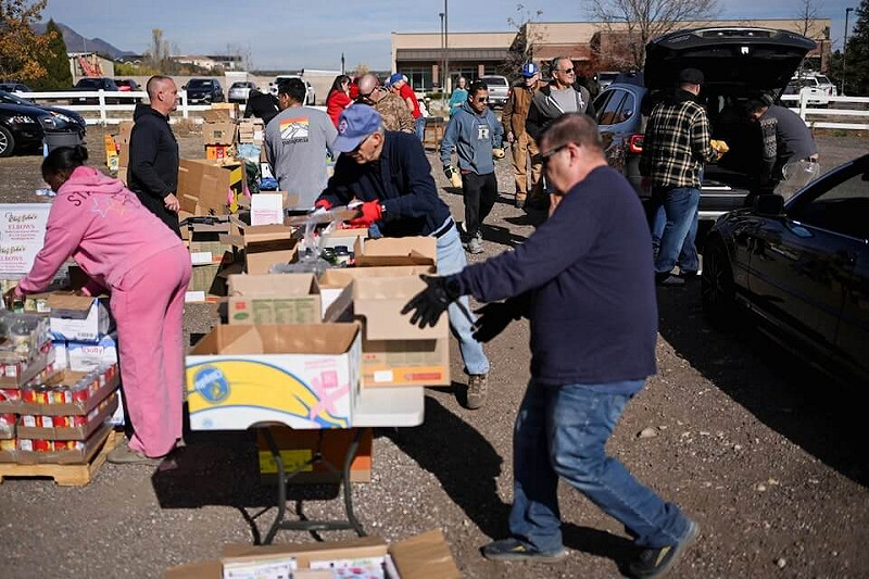 圖為美國科羅拉多州科羅拉多的志工們7日協助將食物裝箱，將運送至食物補給點。   圖：達志影像/路透社
