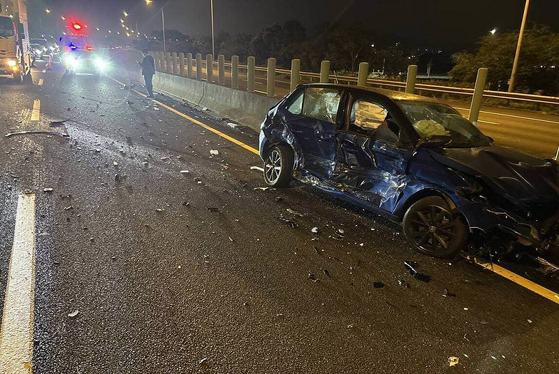 國道3號台南六甲南下路段7日晚上發生不明車輛掉落金屬物品，造成沿途17輛自小客車撞擊受損，且發生4車碰撞，造成4人受傷。   圖：國道警察局提供