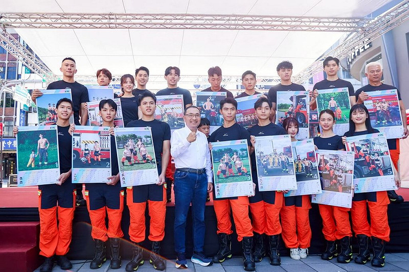 新北市政府8日舉辦「2026新北消防形象月曆」發表會，市長侯友宜（前左4）與所有月曆主角合影，並宣布月曆在全家超商預購開跑，呼籲民眾買消防月曆捐助愛心平台。   圖：新北市府新聞局提供