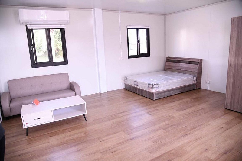 0403強震災後逾1年，由紅十字會捐贈的組合屋8日落成，每房配有碼家具跟家電，共分為單房型、雙房型，將開放災民選屋，預計12月入住。   圖：花蓮縣府提供