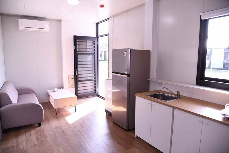 0403強震災後逾1年，由紅十字會捐贈的組合屋8日落成，分為單房型、雙房型，每戶都配有家具跟家電。   圖：花蓮縣府提供