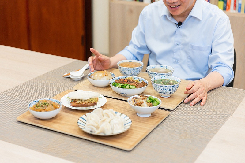 賴清德與幕僚一同介紹控肉飯、大腸麵線、肉圓、貢丸湯、黑白切等多道台灣傳統小吃，笑稱眼前這桌就像「滿漢全席」。   圖：總統府提供