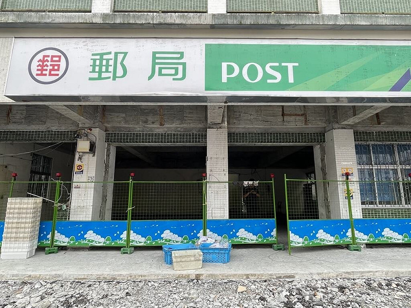 花蓮光復郵局在洪災受創嚴重，1樓幾乎全數受損，目前全員暫時到鄰近的富田郵局合署辦公，原址趕工復原，預計12月1日恢復辦公。   圖：中央社提供