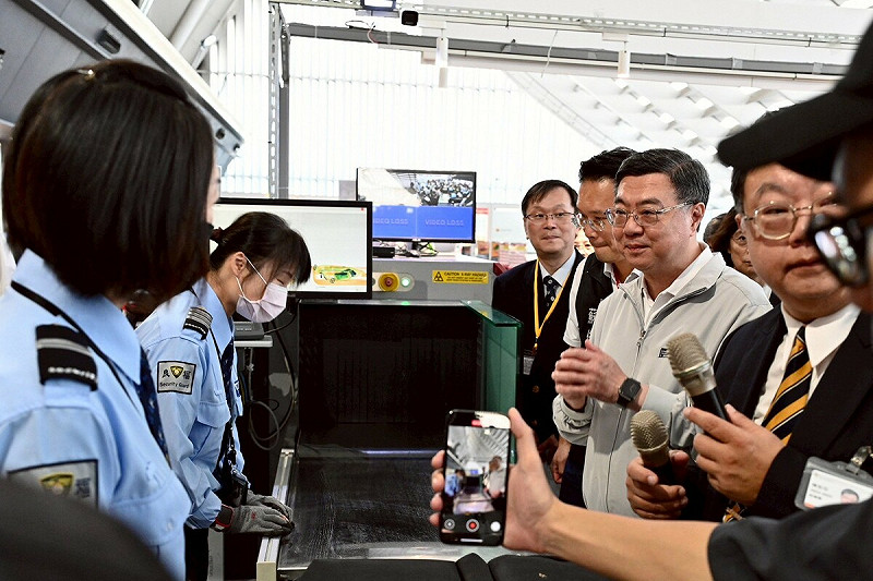 行政院長卓榮泰今（8）日前往桃園機場視察邊境防疫。   圖：行政院提供