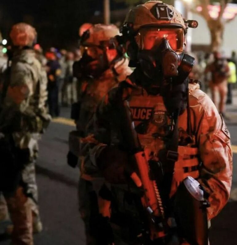 美國總統川普以「鎮壓暴力抗議、維護秩序」為由，過去數月先後向多座城市派遣國民兵，引發各州與民權團體強烈反彈。然而，這項行動如今遭到司法界重大挫敗。奧勒岡州聯邦法官伊莫蓋特（Karin Immergut）於7日裁定，川普向波特蘭市派兵「違反憲法」，並頒布永久禁令，禁止聯邦政府在該市部署國民兵。   圖：翻攝自X帳號@MeidasTouch