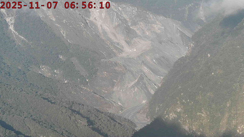 馬太鞍溪堰塞湖7日上午6時56分即時影像。   圖：擷自國有林防災應變及堰塞湖監測系統網頁