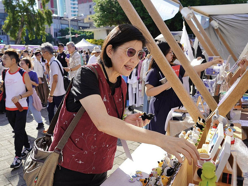 策進會董事長賴秀如走訪攤商。   圖：台港經濟文化合作策進會提供