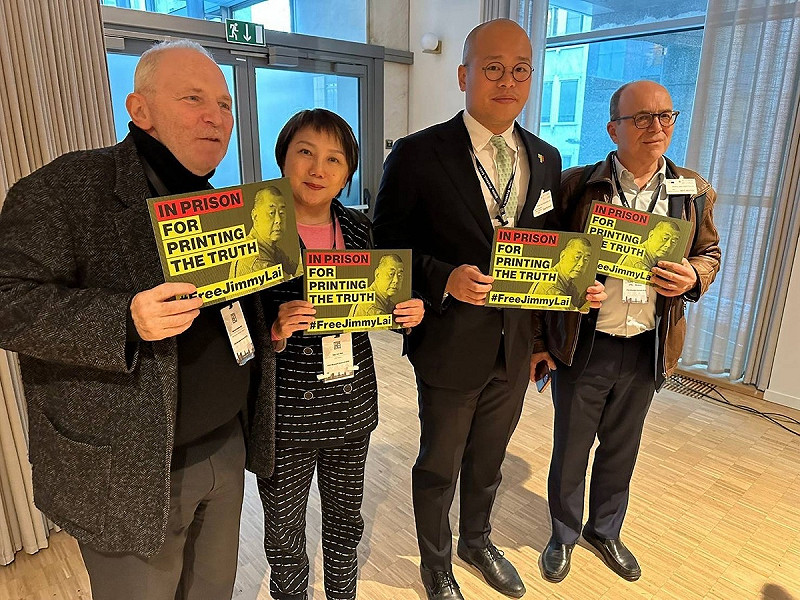 立法委員范雲（左二）出席 2025 IPAC 布魯塞爾高峰會，與各國議員及人權倡議者共同聲援仍被羈押的香港壹傳媒創辦人黎智英。   圖：范雲辦公室提供