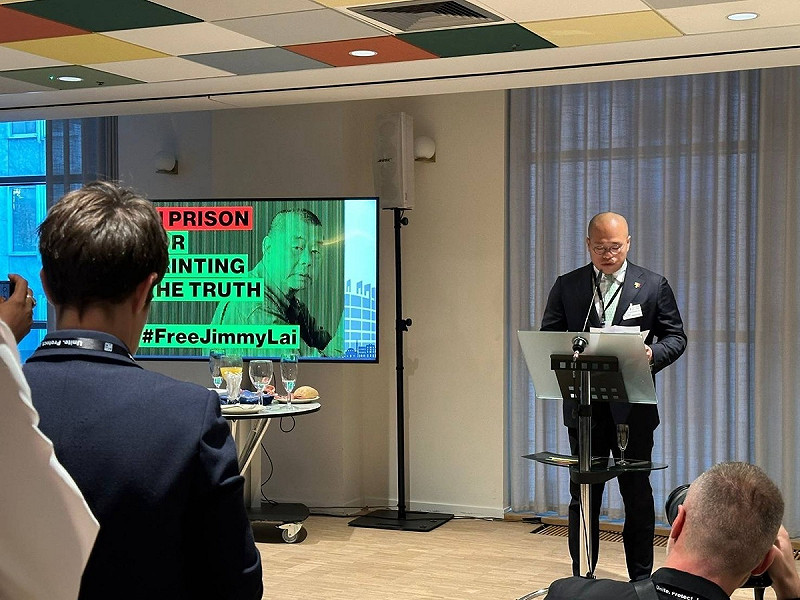 立法委員范雲出席 2025 IPAC 布魯塞爾高峰會，與各國議員及人權倡議者共同聲援仍被羈押的香港壹傳媒創辦人黎智英。   圖：范雲辦公室提供