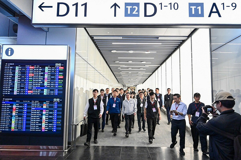 行政院長卓榮泰今（8）天在交通部長陳世凱及桃園國際機場公司楊偉甫董事長的陪同下，首先視察桃園機場北登機廊廳工程概況。   圖：行政院提供