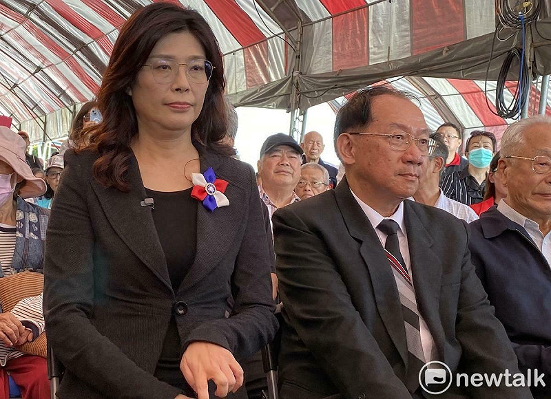 台灣地區政治受難人互助匯總會長周弘奇(右)與國民黨主席鄭麗文   圖：林朝億/攝