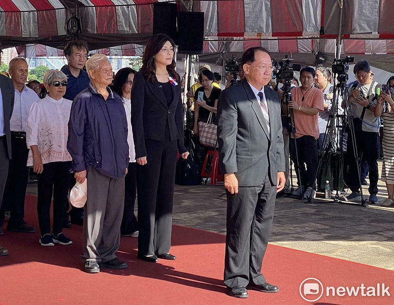 台灣地區政治受難人互助匯總會長周弘奇(右)與國民黨主席鄭麗文。   圖：林朝億/攝