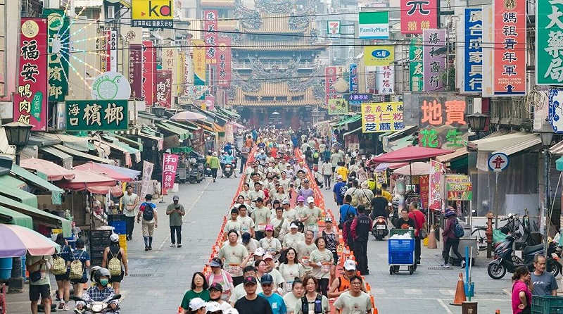 2025北港媽祖盃全國馬拉松8日在雲林北港盛大登場，以「為愛而跑、為平安而跑」為核心主軸，逾萬名跑者從四面八方齊聚北港牛墟。（鑫囍創業提供）中央社記者黎建忠傳真  114年11月8日   