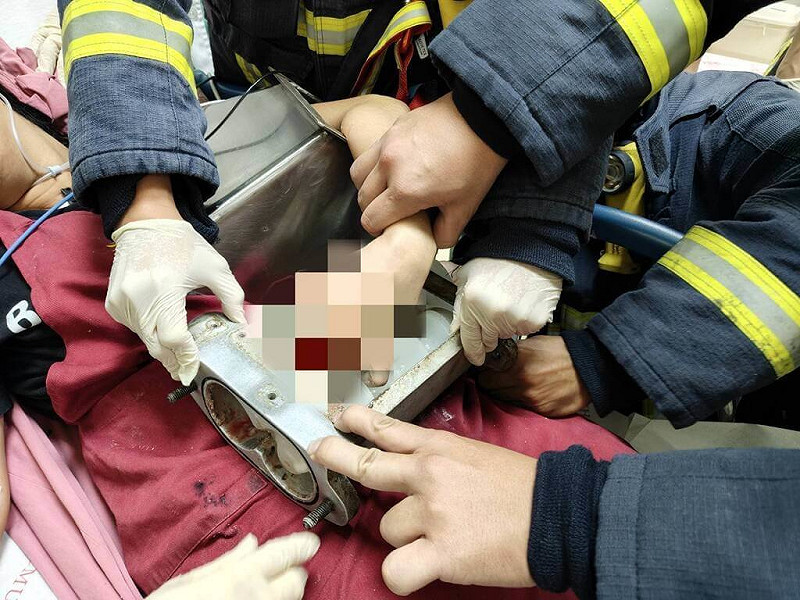 台中市某餅店女員工8日在配料時，手指不慎被捲入機台內，消防獲報到場協助拆卸部分機台後，連人帶機械一併送醫。（民眾提供）中央社記者趙麗妍傳真 114年11月8日   