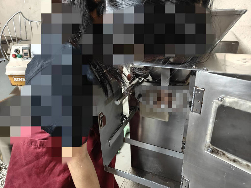台中市北區一家餅店8日有女員工手指不慎遭機器夾住受傷，經消防馳援送醫。初步了解，女員工正要進行分料，在使用攪拌機時疑未依照標準作業程序才釀災。（民眾提供）中央社記者趙麗妍傳真　114年11月8日   