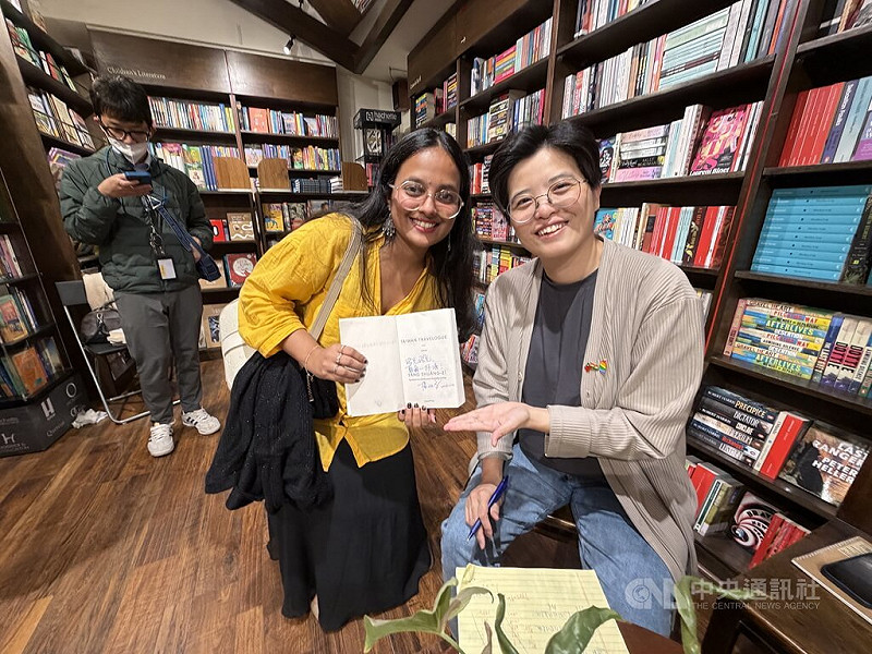 在印度出版業工作的達希（Divyanshi Dash）（左）坦言，先前對台灣的歷史與文化幾乎一無所知，在看了楊双子（右）的「臺灣漫遊錄」後，很希望有天能到台灣看看。   圖：中央社提供/李晉緯新德里攝