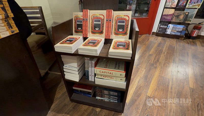 台灣作家楊双子的小說「臺灣漫遊錄」，英譯本Taiwan Travelogue（圖）於2024年榮獲美國國家圖書獎翻譯文學獎，是第一部獲得這項殊榮的台灣文學作品，該書10月在印度上市。   圖：中央社提供/李晉緯新德里攝