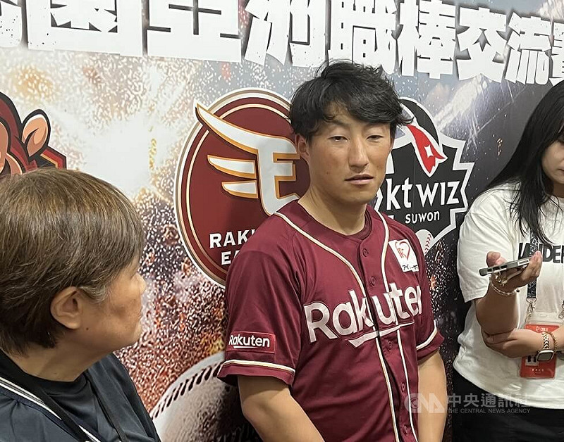 日職樂天金鷲隊野手小深田大翔（中）此次參加2025桃園亞洲職棒交流賽是第4度來台，他8日受訪時表示，亞錦賽時輸台灣，就有對台灣球員的體能、體格強壯留下深刻印象，也希望未來還有更多交流機會。中央社記者謝靜雯攝　114年11月8日   