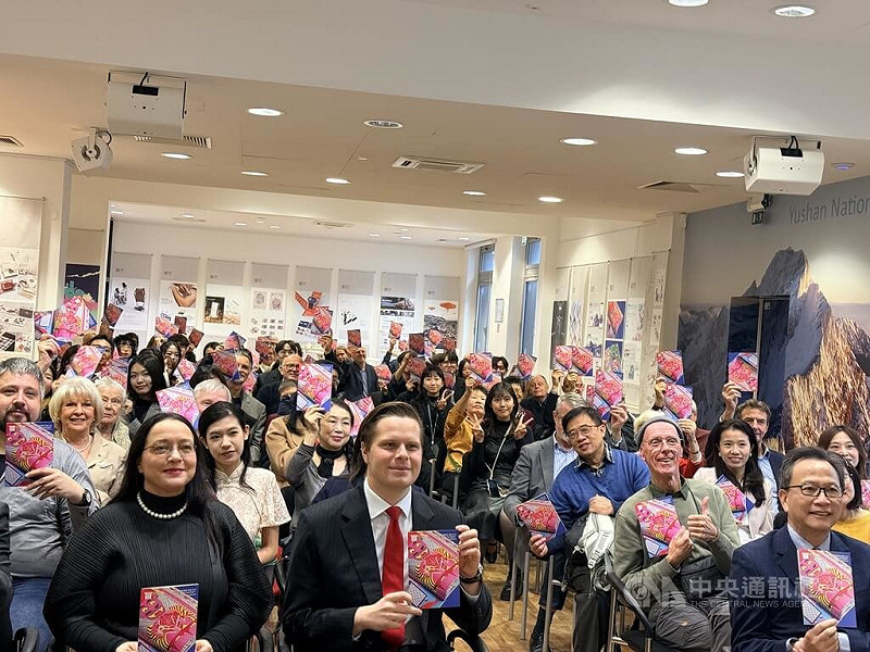 「看見台灣，設計之光」特展7日在駐德國代表處文化廳舉行開幕式。與會嘉賓與獲紅點設計獎學生共同手持展覽手冊合影。   圖：中央社提供/林尚縈柏林攝