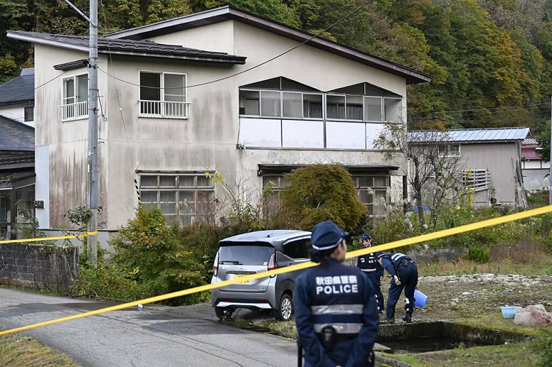 日本秋田縣10月24日傳出熊襲擊事件，該地區今年已有多人遭襲。圖為警察在事發現場附近警戒。   圖：共同社