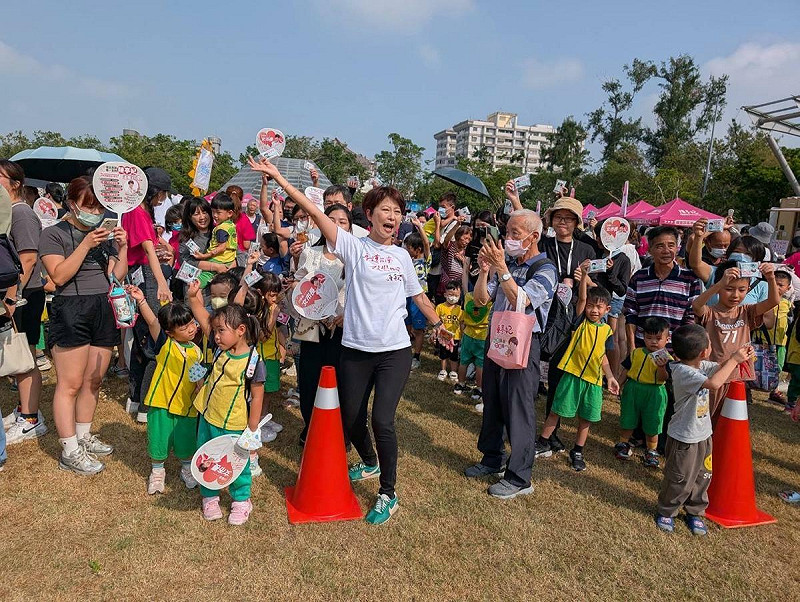 立法委員陳亭妃今（8）日於「妃妃姐姐太空萌樂園」活動現場，正式公布「妃妃市長的教育十現美景」，描繪她心中理想的台南教育藍圖。   圖：陳亭妃服務處提供