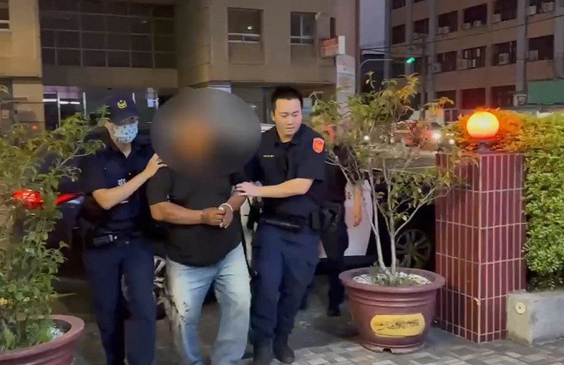 台中市大里區李姓男子（左2）8日與友人飲酒發生口角衝突，竟持水果刀刺傷友人後逃逸。警方獲報循線逮捕李男帶回偵訊。（民眾提供）中央社記者趙麗妍傳真　114年11月8日   