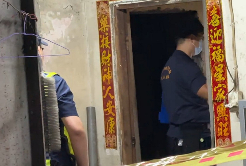 台中市大里區李姓男子和賴姓友人喝酒時發生口角衝突，李男竟持水果刀朝賴男連捅多刀，隨後騎車逃逸，警方獲報到場拉起封鎖線展開調查。（民眾提供）中央社記者趙麗妍傳真　114年11月8日   