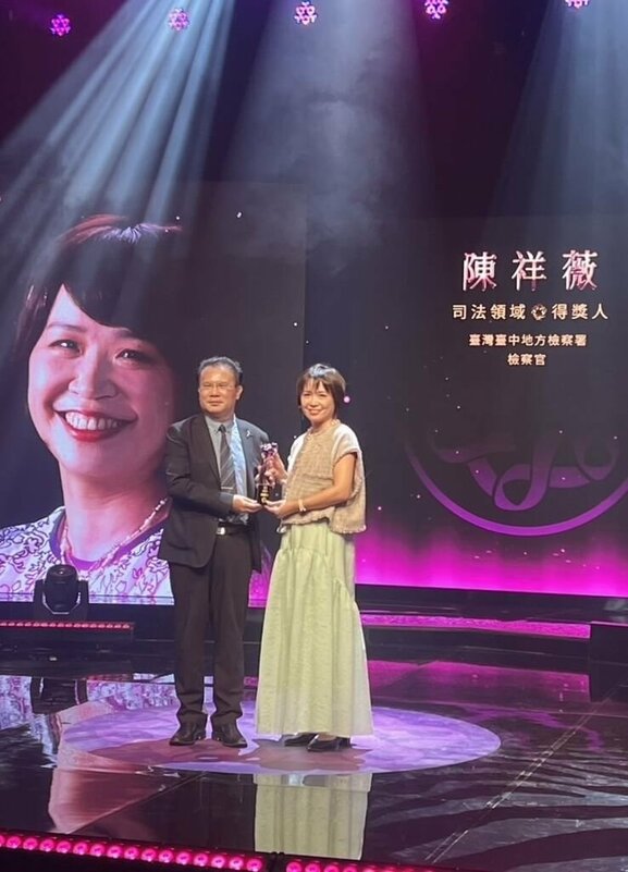 台中地檢署婦幼專組檢察官陳祥薇（右）接連破獲Telegram SCP群組、「台版N號房」及暗網「創意私房」等案件，獲衛福部頒發紫絲帶獎。（台中地檢署提供）中央社記者趙麗妍傳真　114年11月8日   