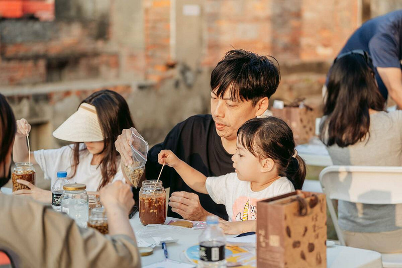 雙人豆瓣醬手作體驗帶領親子了解最在地的岡山味。   圖：高雄市文化局/提供
