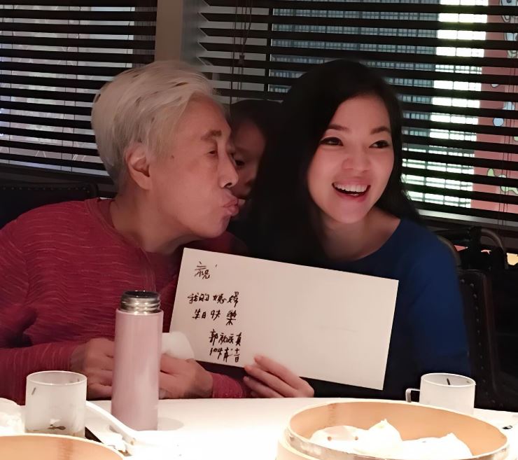 鴻海創辦人郭台銘母親郭初永真（左）6日辭世，享嵩壽100歲。   圖：翻攝曾馨瑩IG