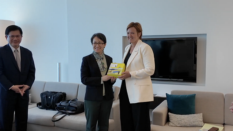 蕭美琴抵達歐洲,由比利時聯邦眾議院外委會主席范荷芙(Els Van Hoof)機場迎接訪團。 圖:外交部提供 蕭美琴抵達歐洲,由比利時聯邦眾議院外委會主席范荷芙(Els Van Hoof)機場迎接訪團。 圖:外交部提供