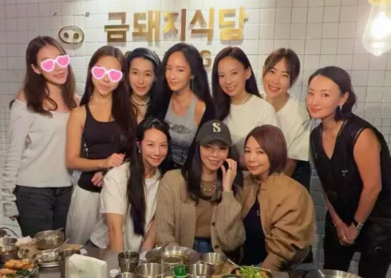 曾馨瑩11日為51歲生日，關穎與賈永婕等好友們提早替她過生日。   圖：翻攝關穎IG