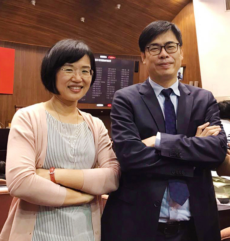 高雄市長陳其邁今(9)日在臉書貼出與蘇巧慧在立法院議場的合照，並明確表態支持。   圖/取自陳其邁臉書粉專