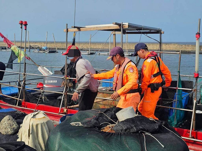 海巡署雲林許厝寮守望哨8日發現一艘漁船疑風浪過大翻覆，通報安檢及巡邏單位，同步請求鄰近漁船前往協助，及時將落海漁民救起。（海巡署提供）中央社記者蔡智明傳真　114年11月9日   