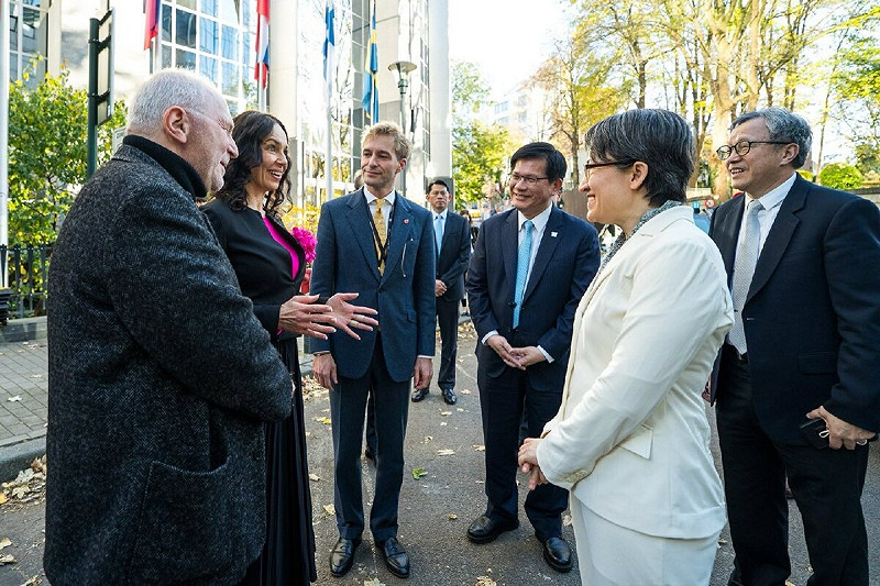 歐洲議會總務長Miriam Lexmann（左二）及歐洲議會外交委員會議員Bernard Guetta（左一）等兩位IPAC歐洲議會共同主席，與IPAC執行主任Luke de Pulford（左三），在歐洲議會門口迎接副總統蕭美琴與外交部長林佳龍。   圖：外交部 / 提供