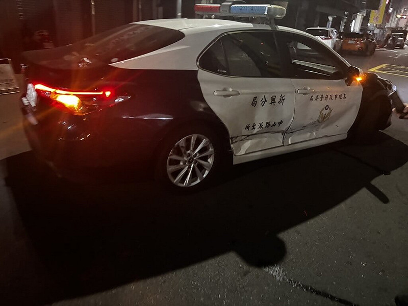 高雄市新興區警方9日凌晨盤查一輛自小客車時，發現車上散發濃厚毒品味，坐在副駕駛座的乘客下車受檢，駕駛則假意配合後發動車輛拒檢逃逸，撞擊警方巡邏車後又衝撞執勤員警，造成巡邏車右側車身損壞。（高市新興警分局提供）中央社記者洪學廣傳真　114年11月9日   