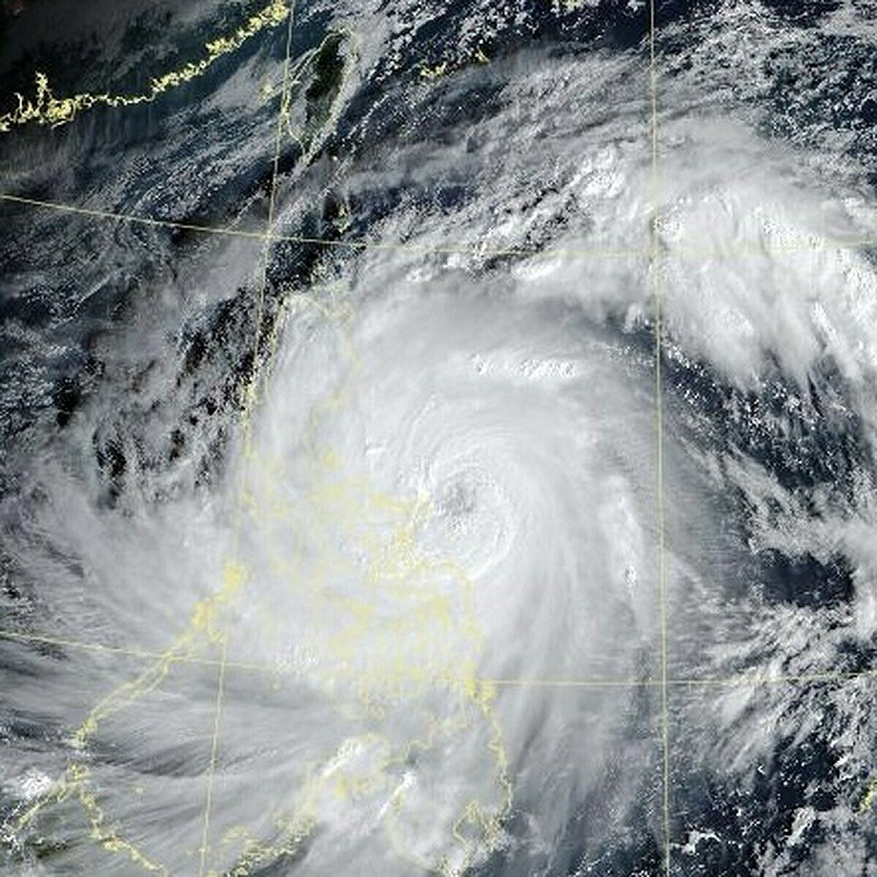 中颱「鳳凰」持續增強長胖中，預計下週登陸台灣。   圖：取自鄭明典臉書