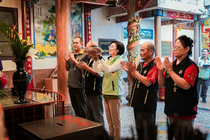 林岱樺(中)赴旗山天后宮參香，祈願鄉親平安順興、家家幸福。   圖：林岱樺辦公室/提供