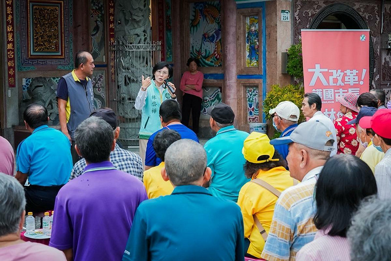 林岱樺向鄉親宣示將住動偏鄉小黃公車補足交通不足、智慧手錶守護銀髮族健康。   圖：林岱樺辦公室/提供