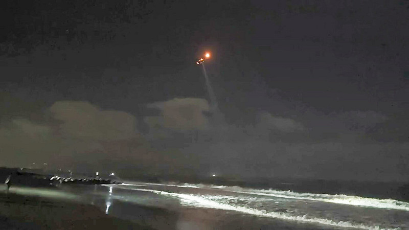 吳姓男子8日與2友人在宜蘭壯圍鄉永鎮濱海公園休息聊天，突然聽見有男子落海呼救聲；吳男下水搶救，嗆到水送醫；空偵機8日晚間在附近海域盤旋，漏夜搜尋仍未找到失蹤者，海巡署9日上午向兩側岸際持續搜救。（讀者提供）中央社記者王朝鈺傳真　114年11月9日   