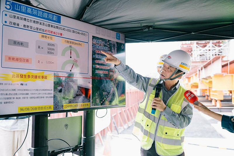 交通部政務次長伍勝園視察花東鐵路雙軌化計畫山里高架橋。   圖：交通部鐵道局/提供