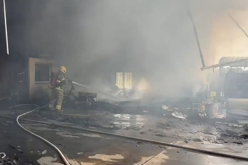 台南市後壁區一家碾米工廠9日中午左右發生火警，消防人員獲報到場布水線灌救。（讀者提供）中央社記者楊思瑞台南傳真  114年11月9日   