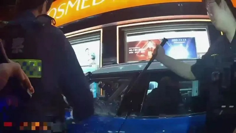 新北市吳姓男子不僅無照駕駛還吸毒，同時車輛的車牌與車身不符。   圖：翻攝畫面